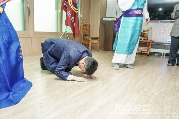 신상진 성남시장이 지난 7일 어버이날 앞두고 열린 '경로당 어르신 효 잔치’에서 큰 절을 하고 있다./사진=성남시