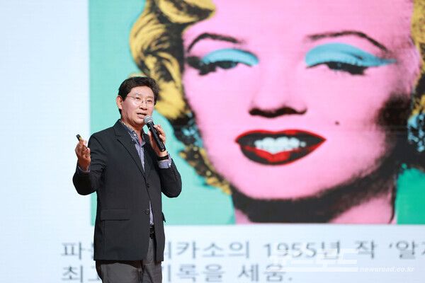 이상일 시장이 7일 서초문화예술회관에서 강연하고 있다./사진=용인시