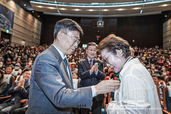 신상진 시장(좌)이 제53회 어버이날 기념식에 참석해 어르신께 카네이션을 달아드리고 있다./사진=성남시