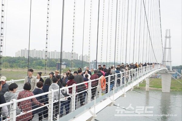 여주 남한강 출렁다리를 찾은 관광객이 다리를 걷고 있다./사진=여주시