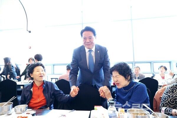 최대호 시장이 어르신들과 손을 꼭 잡고 인사를 나누고 있다./사진=최대호 시장 페이스북