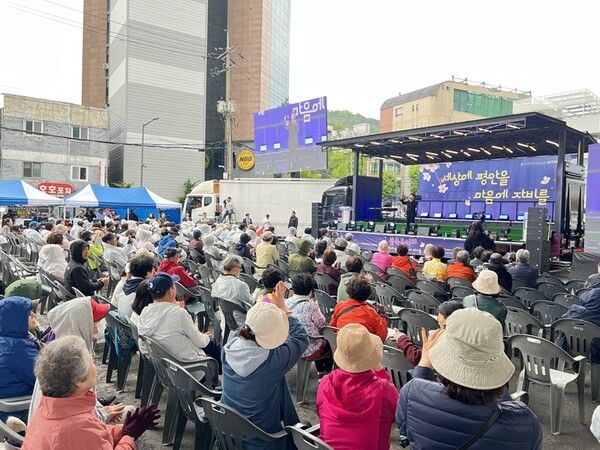 사진 - 음악회를 즐기는 주민들의 모습