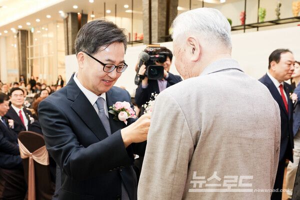 김동연 지사가 9일 오전 수원노블레스컨벤션에서 열린 제53회 어버이날 기념행사에서 임종선 사할린동포에게 카네이션을 달아드리고 있다./사진=경기도