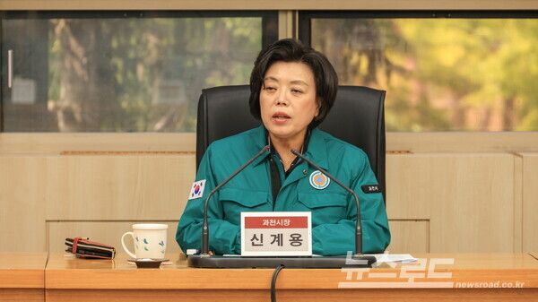 신계용 시장이 과천시 여름철 자연재난 분야별 종합 대책 점검 회의를 주재하고 있다./사진=과천시