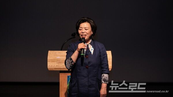 신계용 시장이 ‘함께 육아의 날’을 맞아 열린 특별강연에서 인사말을 하고 있다./사진=과천시