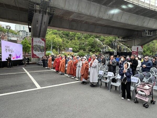 사진 - 봉축음악회 시작전 반야심경을 읆는 모습