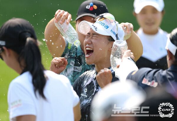 정윤지가 Sh수협은행 MBN 여자오픈에서 우승 후 동료들에게 축하를 받고 있다./사진=KLPGA