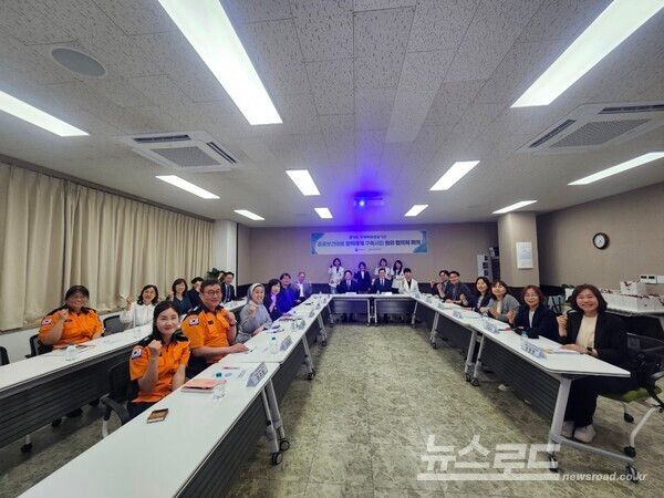 경기도의료원 수원병원이 ‘2025년 수원진료권 책임의료기관사업 제1차 원외 대표협의체 회의’를 마치고 기념촬영을 하고 있다./사진=경기도의료원 수원병원