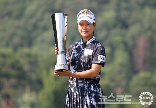 정윤지가 Sh수협은행 MBN 여자오픈 우승 트로피와 기념촬영을 하고 있다./사진=KLPGA