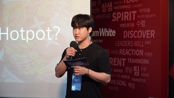 최우수상을 받은 ‘blowing to’ 팀의 윤태규 씨가 제67회 브랜드콘서트 결선에서 캠페인을 제안하고 있다./사진제공=킹콩부대찌개