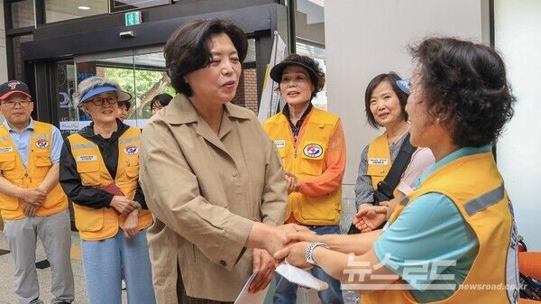 신계용 시장이 임영웅 팬클럽과 인사를 나누고 있다./사진=신계용 시장 페이스북