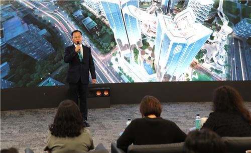 용산 정비창 전면1구역 조합원들과 이야기하는 정희민 포스코이앤씨 사장/연합뉴스