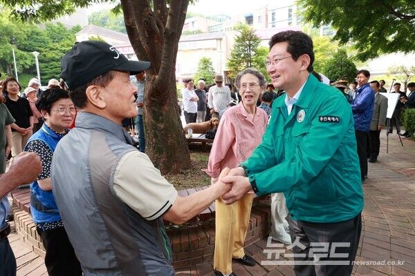 이상일 시장은 10일 기흥구 마북동 교동마을 현대홈타운 민원 현장을 찾아 현장을 점검하고 주민 의견을 청취했다./사진=용인시