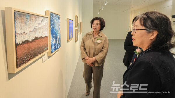 장애예술인 상설전시장(갤러리바다)개관식에서 신계용 과천시장(정면 가운데)이 작가의 작품설명을 듣고있다./사진=과천시