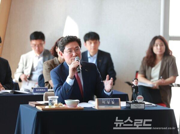 이상일 시장이 12일&nbsp;화성특례시 전곡항 마리나클럽하우스에서 열린 ‘대한민국특례시시장협의회 2025년 상반기 정기회의’에서 발언하고 있다./사진=용인시