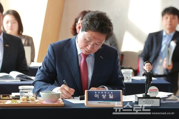 이상일 시장이 화성특례시 전곡항 마리나클럽하우스에서 열린 ‘대한민국특례시시장협의회 2025년 상반기 정기회의’에서 건의문에 서명하고 있다./사진=용인시