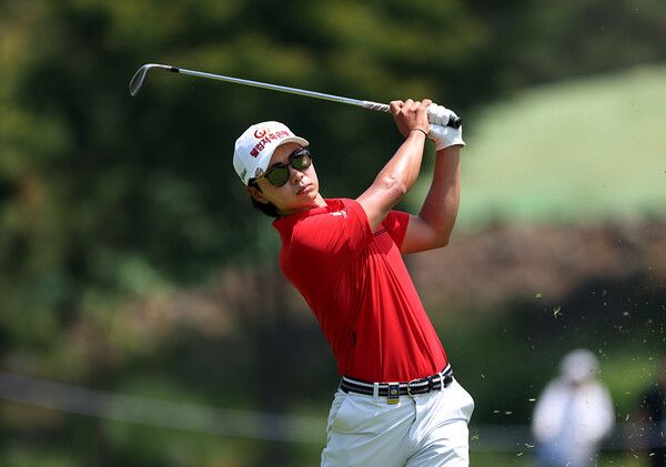 이형준이 9번 홀에서 아이언 샷을 하고 있다./사진=KPGA