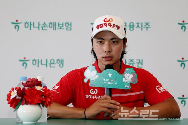 이형준이 '하나은행 인비테이셔널' 1라운드 경기를 마치고 인터뷰를 하고 있다./사진=KPGA