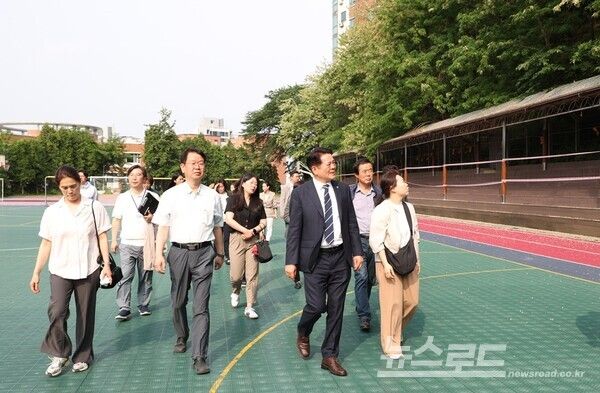 최대호 시장이 지난달 5월 21일 근명중고 안양대 경계사면 민원현장을 방문해 점검하고 있다./사진=안양시