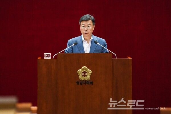 신상진 성남시장이 13일 열린 성남시의회 제1차 정례회 제2차 본회의에서 시정질문에 대한 총괄 답변을 하고 있다./사진=성남시