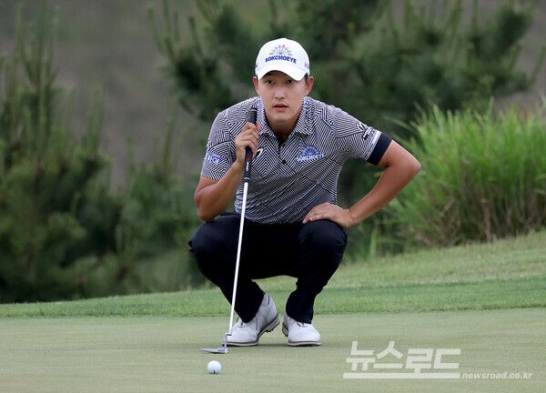 김백준이 10번 홀 그린에서 퍼팅 라인을 살피고 있다./사진=KPGA