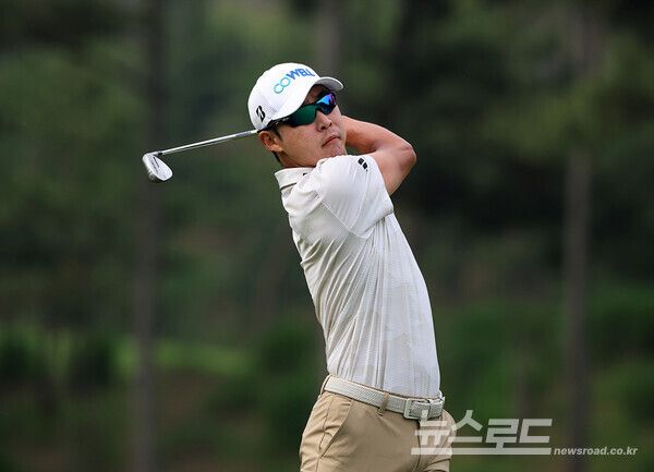 최진호가 1번 홀 세컨샷을 하고 있다./사진=KPGA