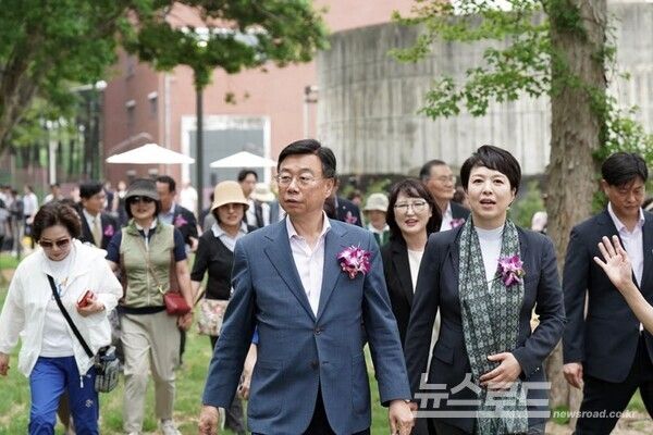 신상진 시장이 성남물빛정원 두물길 산책로 개장식을 마친 후 주요 내빈과 시민들과 함께 새롭게 조성된 산책길을 걸으며 현장을 둘러보고 있다./사진=성남시