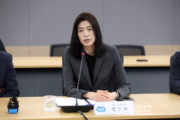 13일 오전 경기도청 5층 서희홀에서 열린 카카오, AI기반 디지털 허브 건립 투자협약에서 정신아 카카오 대표가 인사말을 하고 있다./사진=경기도