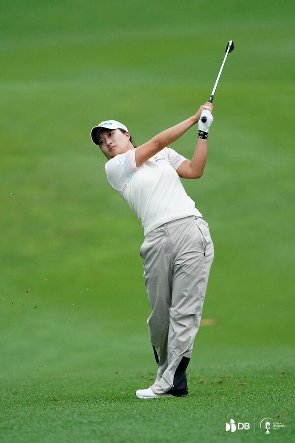 루키 김시현이 13일 충북 음성군 레인보우힐스 컨트리클럽(파72)에서 진행 중인 대한골프협회(KGA) 주최·주관 내셔널 타이틀 DB그룹 제39회 한국여자오픈골프선수권대회(총상금 12억원) 2라운드에서 버디 6개, 66타를 치며 8언더파로 전날 선두를 달린 유현조와 공동 선두에 올랐다. 사진은 김시현 선수 아이언 샷. 사진제공 대회조직위 