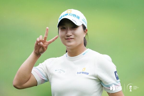 루키 김시현이 13일 충북 음성군 레인보우힐스 컨트리클럽(파72)에서 진행 중인 대한골프협회(KGA) 주최·주관 내셔널 타이틀 DB그룹 제39회 한국여자오픈골프선수권대회(총상금 12억원) 2라운드에서 버디 6개, 66타를 치며 8언더파로 전날 선두를 달린 유현조와 공동 선두에 올랐다. 김시현 선수가 화이팅의 V자를 보이며 미소짓고 있다. 사진제공 대회조직위 