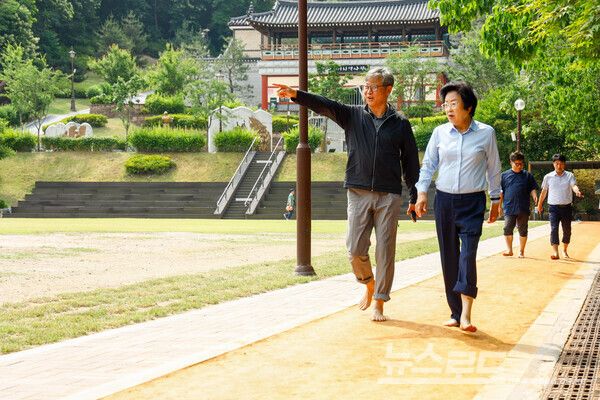 김경희 시장(우)이 새로 조성된 황톳길을 걷고 있다./사진=이천시