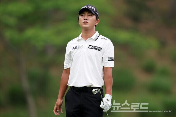 옥태훈이 18번 홀 세컨샷 후 볼의 방향을 살피고 있다./사진=KPGA