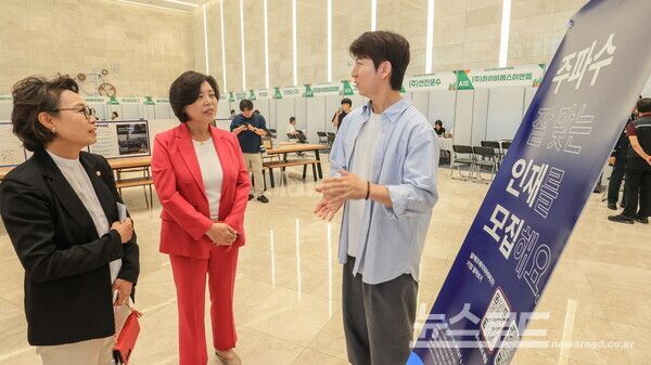 신계용 시장(가운데_이 RFHIC 채용 설명회 담당자와 이야기를 나누고 있다./사진=과천시