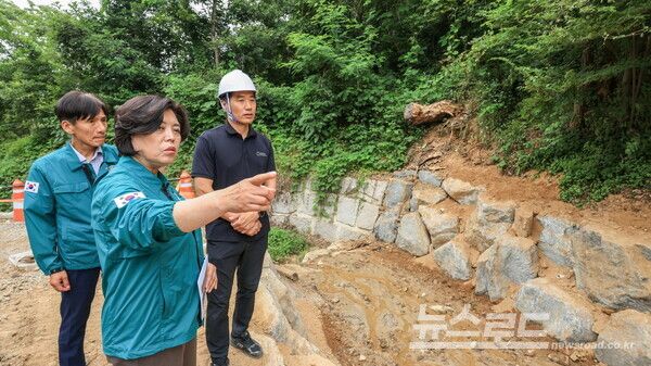 신계용 시장이 관계부서 공무원들과 문원 유아숲에서 하천을 점검 중이다/사진=과천시