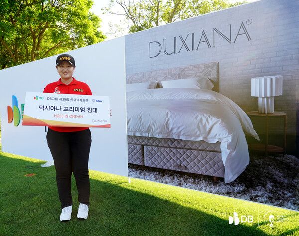 정소이가 레인보우힐스CC 6번 홀에서 홀인원 후 기념 촬영하고 있다. DB그룹 한국여자오픈 대회조직위 사진제공 