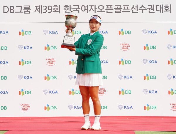 이동은이 15일 충북 음성 레인보우힐스 컨트리클럽에서 개최된 KGA 주관 내셔널 타이틀 대회 DB그룹 한국여자오픈서 생애 첫 우승의 감격을 누렸다. 이동은이 우승트로피를 들고 있다.&nbsp; 사진 골프채널&nbsp;