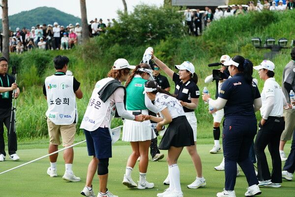 이동은이 15일 충북 음성 레인보우힐스 컨트리클럽에서 개최된 KGA 주관 내셔널 타이틀 대회 DB그룹 한국여자오픈서 생애 첫 우승의 감격을 누렸다. 이동은의 우승이 확정된 순간 동료 선수들이 물을 뿌리며 축하해주고 있다. 사진 골프채널