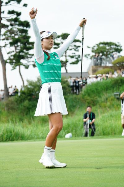 이동은이 15일 충북 음성 레인보우힐스 컨트리클럽에서 개최된 KGA 주관 내셔널 타이틀 대회 DB그룹 한국여자오픈서 생애 첫 우승의 감격을 누렸다. 이동은이 우승 확정 후 두손을 번쩍들고 기뻐하고 있다. 사진 골프채널 