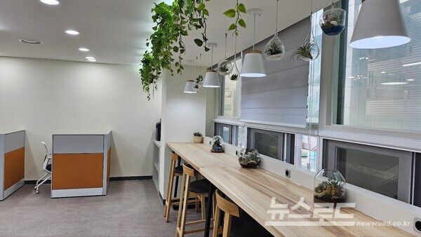 창가형 좌석 타입의 기자실 모습/사진=뉴스로드 김영식 기자