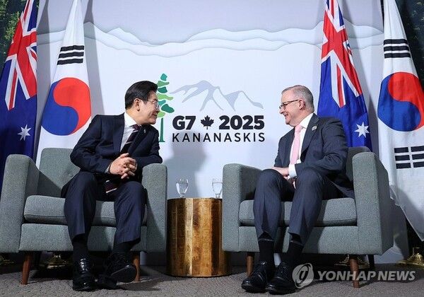 51차 주요 7개국(G7) 정상회의에 참석한 이재명 대통령이 앤서니 앨버니지 호주 총리와 16일(현지시간) 캐나다 앨버타주 캘거리의 한 호텔에서 정상회담하는 모습 [사진=연합뉴스]