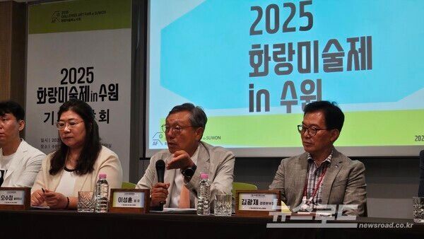 '2025 화랑미술제 in 수원' 기자회견에서 이성훈 회장이 기자들의 질문에 답하고 있다./사진=뉴스로드 김영식 기자