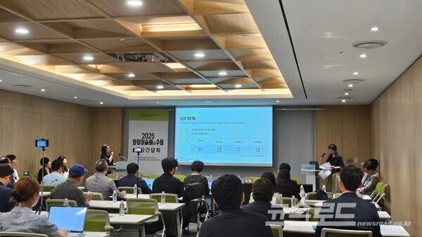 '2025 화랑미술제 in 수원' 기자간담회에서 관계자가 올해 개최될 미술제에 대해 소개하고 있다./사진=뉴스로드 김영식 기자