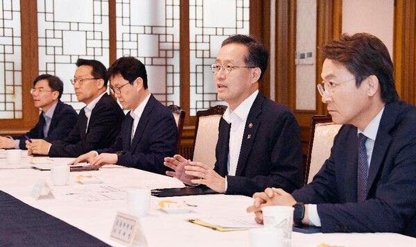 이형일 1차관(우측 2번째)가 비상점검회의를 주재하는 모습 [사진=기재부]