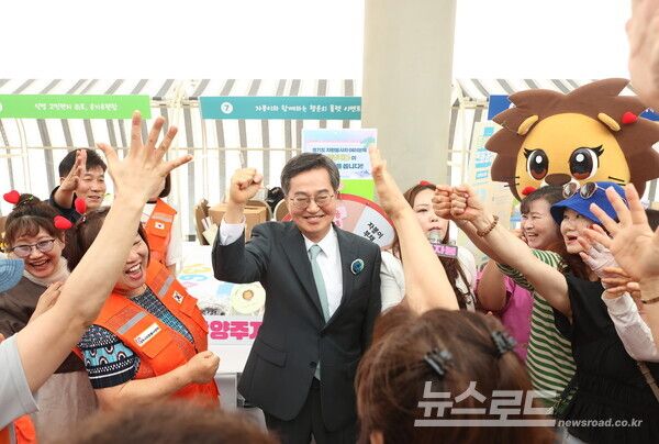 화성시 SINTEX에서 열린 2025년 경기도 자원봉사대회에 참석한 김동연 경기도지사가 자원봉사 박람회 부스 라운딩 및 격려를 하고 있다./사진=경기도