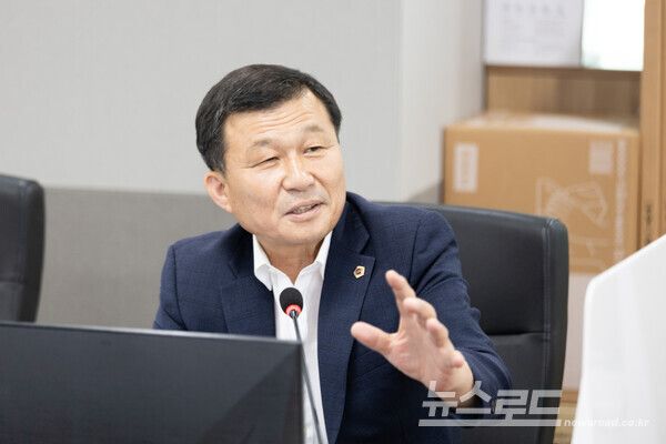 한원찬 의원이 2024회계연도 사회혁신경제국 결산심사에서&nbsp;사업 관리 실패를 질타하고 있다./사진=경기도의회