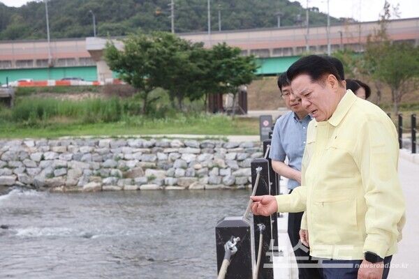 최대호 안양시장 세월교 현장을 점검하고 있다./사진=안양시