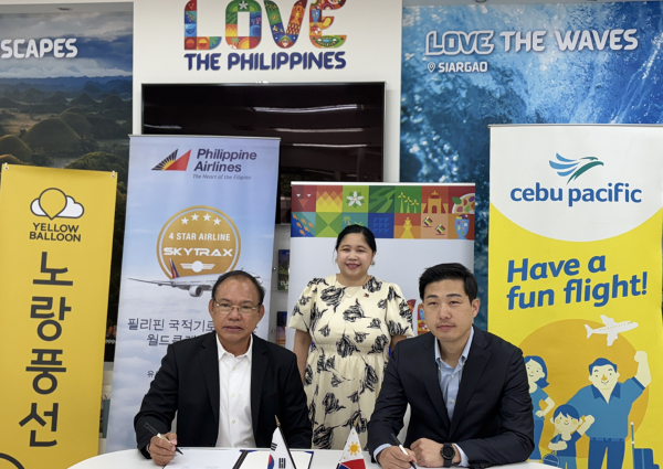 필리핀관광부 한국사무소 어윈 발라네 지사장(앞줄 왼쪽)과 노랑풍선 경영기획본부 김성태 상무. [사진=노랑풍선]