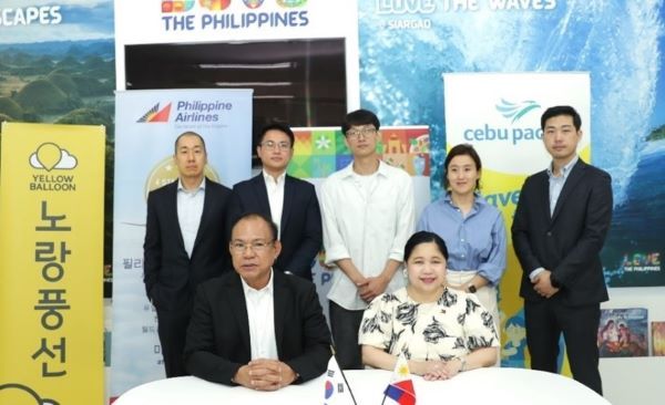 협약을 체결한 뒤 관계자들이 단체 사진을 찍고 있다. [사진=노랑풍선]