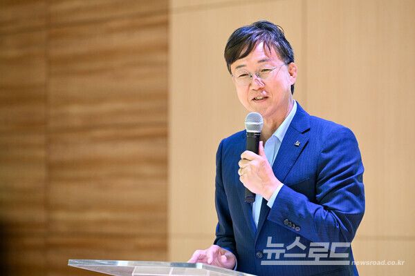 이민근 안산시장이 원곡초등학교 준공식에서 인사 발언을 진행하고 있다./사진=안산시