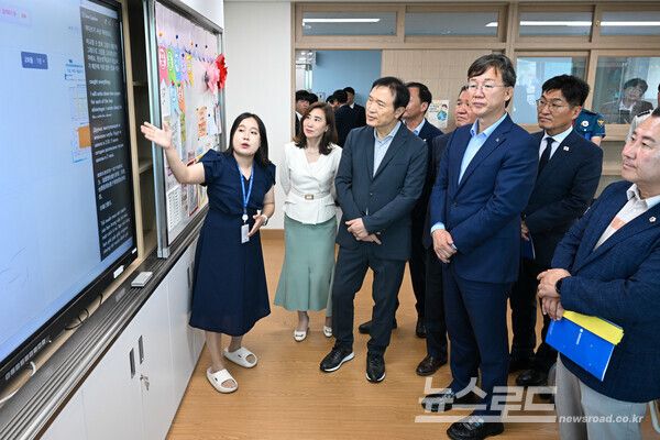 이민근 안산시장과 임태희 경기도교육청 교육감,&nbsp;박해철 국회의원 등이 경기한국어랭귀지스쿨을 둘러보며 교육환경을 점검하고 있다./사진=안산시